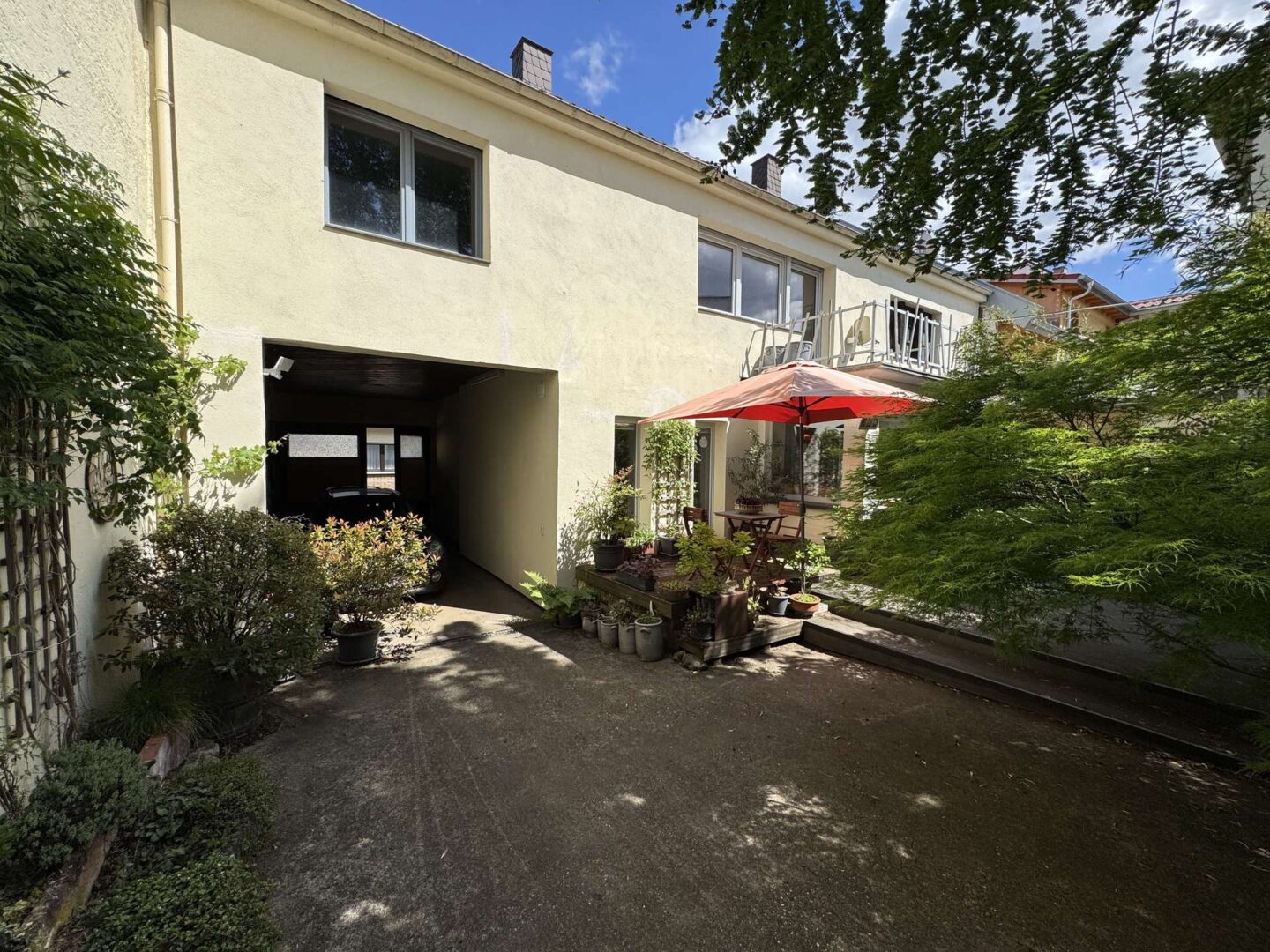 Hausansicht Hofseite/Eingang/Terrasse