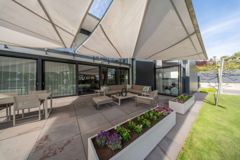 Terrasse mit Sonnensegel