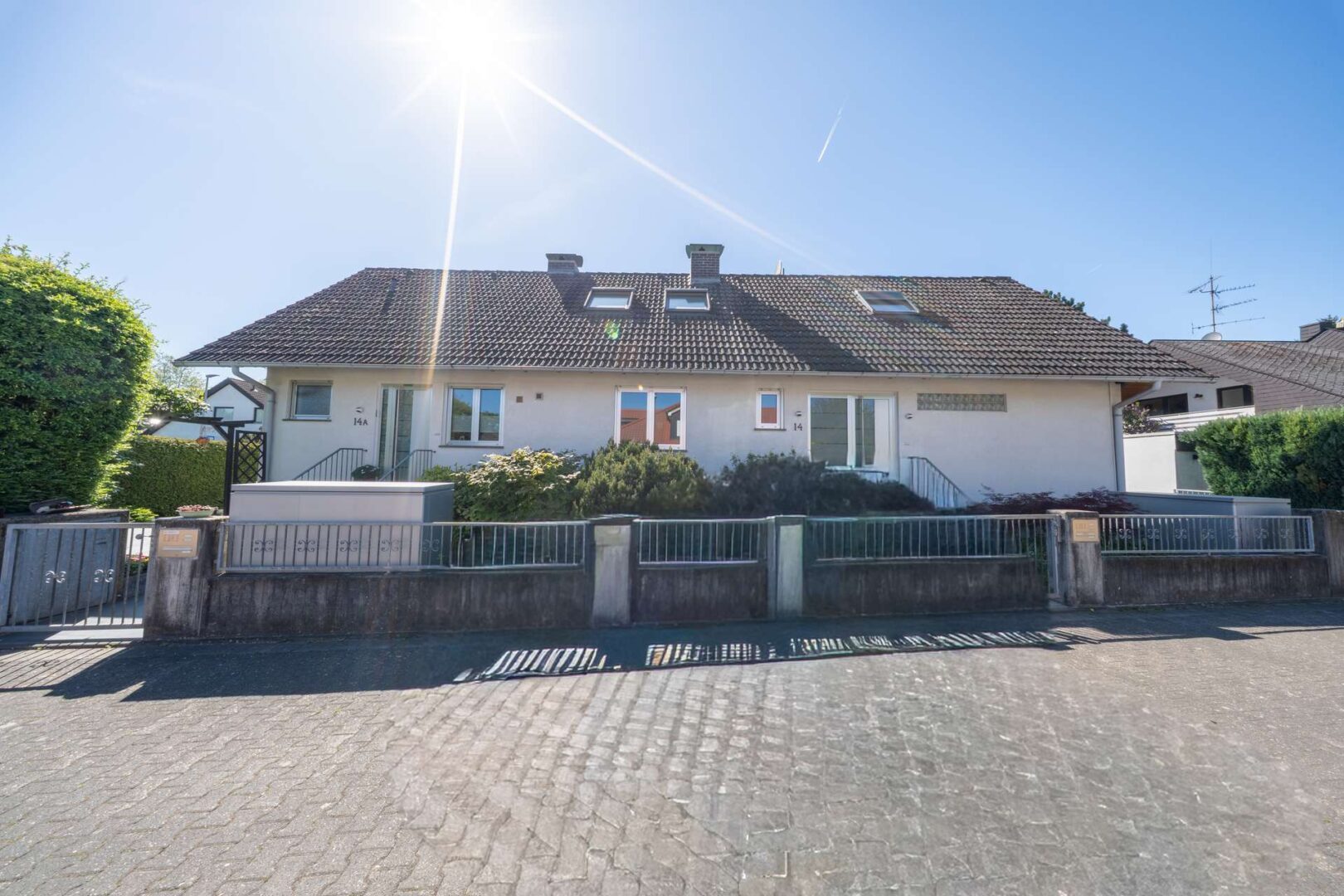 links: ELW - rechts: Haupthaus