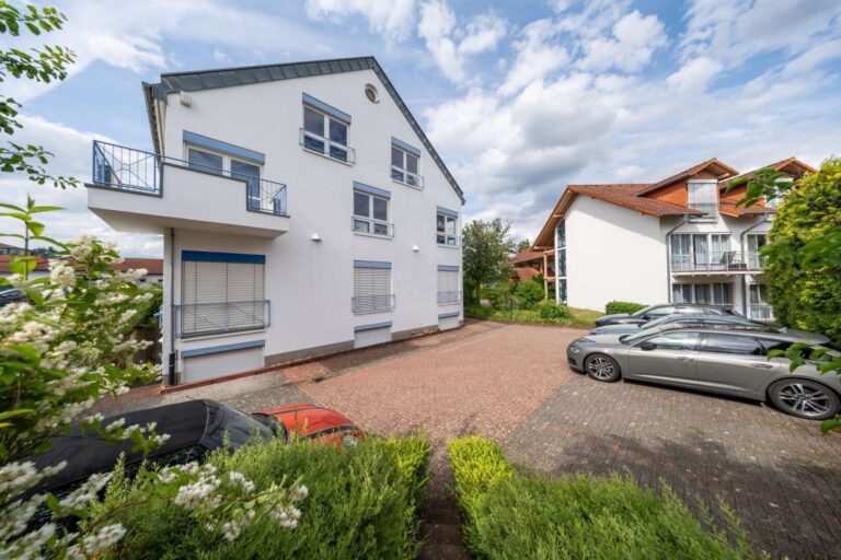 Parkplatz / Rückseite