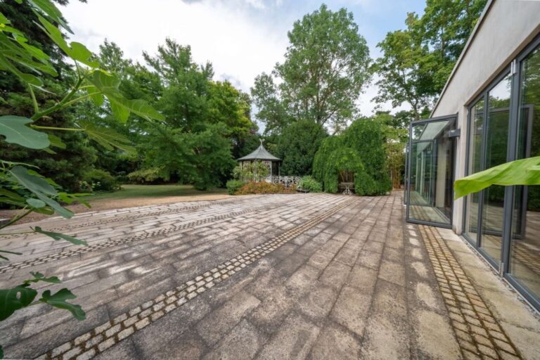 Terrasse vor Loftgebäude