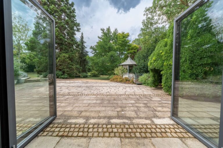 Blick in den Park aus dem Loftgebäude