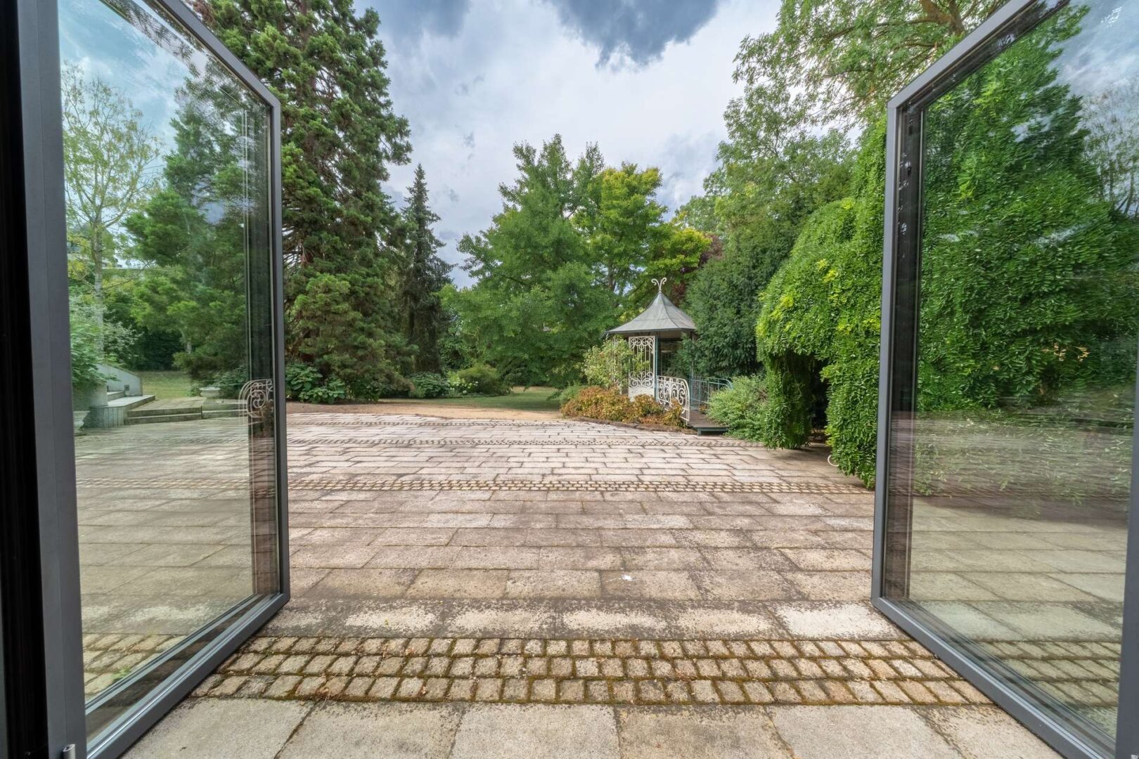 Blick in den Park aus dem Loftgebäude