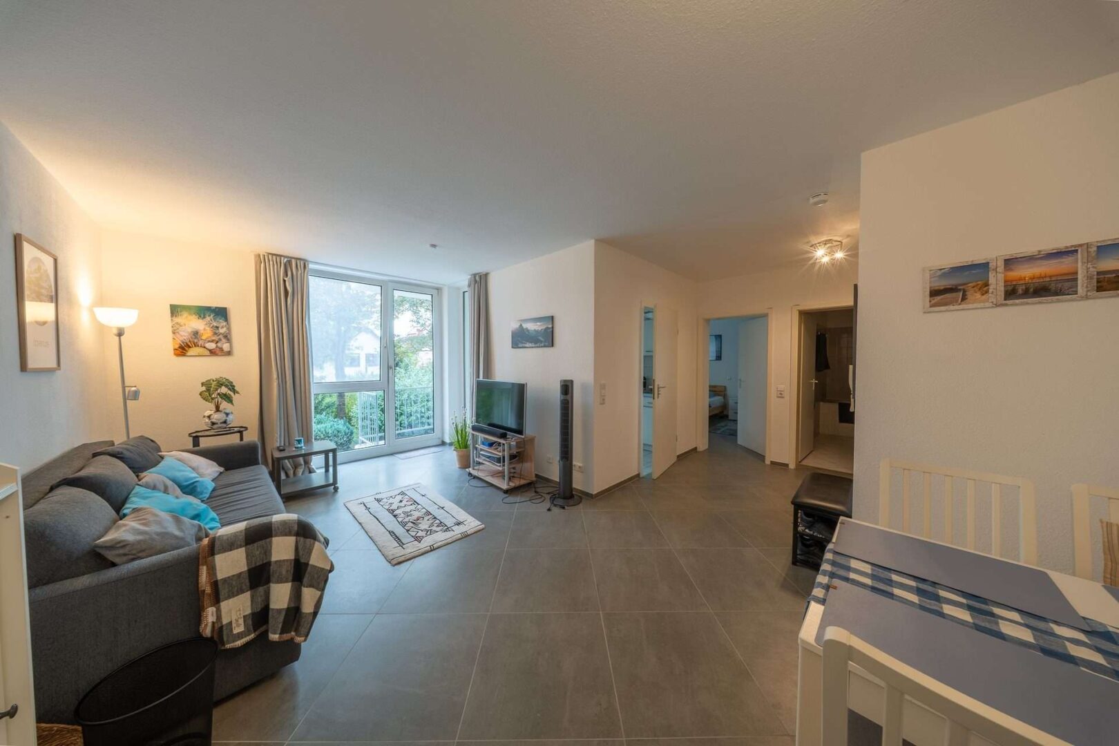 Wohnzimmer mit Blick zur Diele