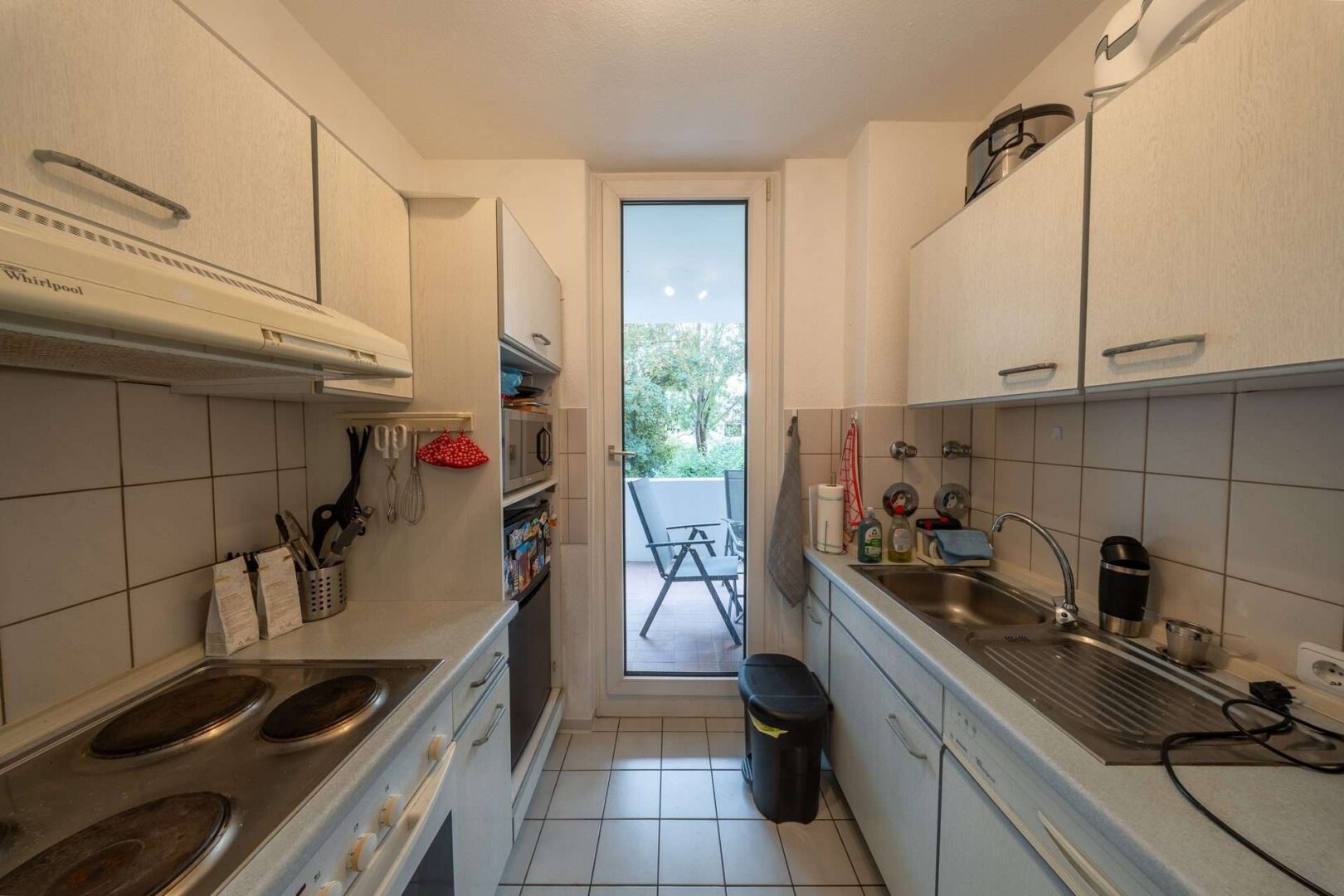 Küche mit Zugang zum Balkon