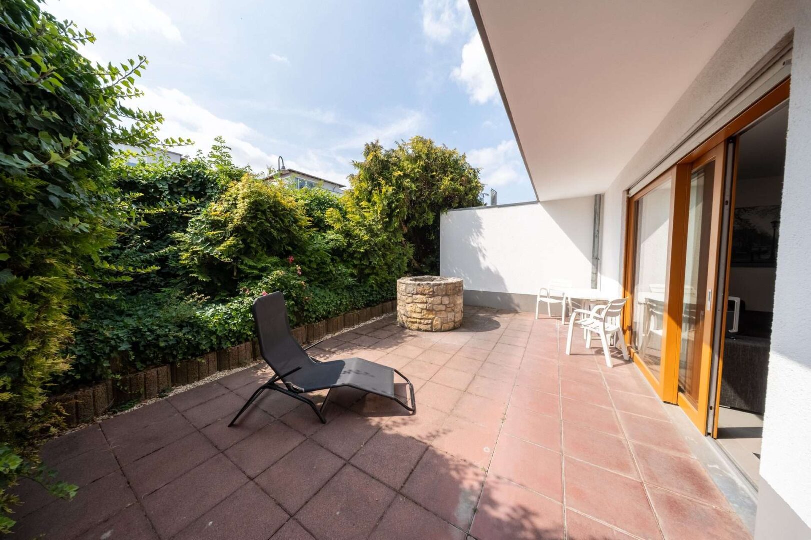 Terrasse mit Sitzecke und Ziehbrunnen