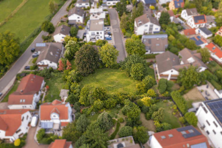 Gesamtgrundstück nach Abriss (KI visualisiert)